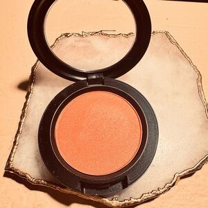 Mac sheertone Shimmer Blush- Peachykeen